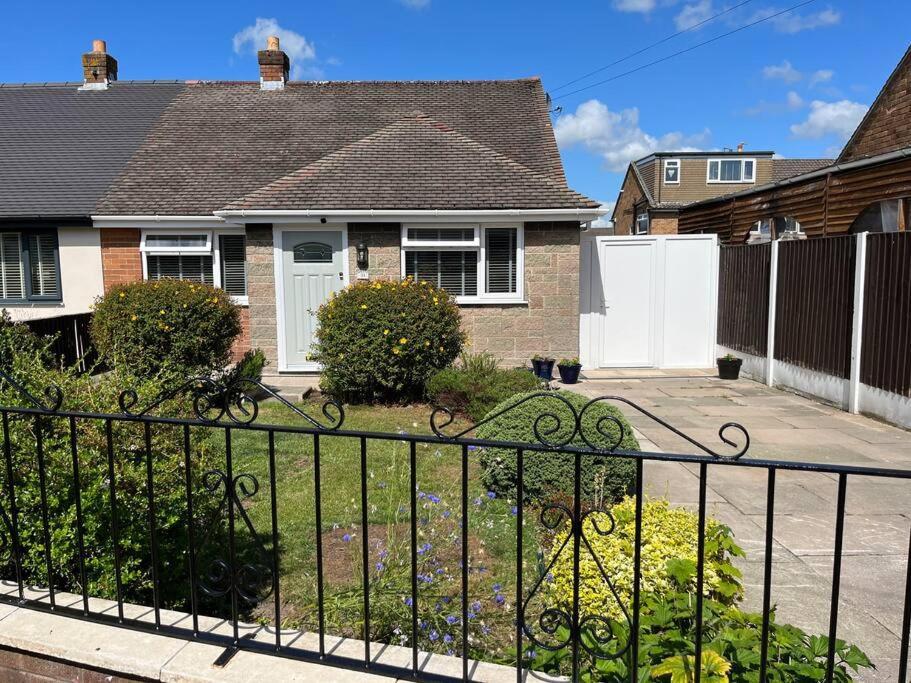 Idyllic Bungalow, Ideal Location In West Lancashire Burscough Exterior photo